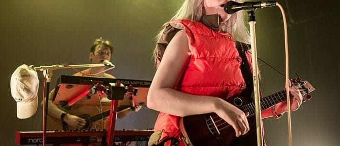 800px-Billie_Eilish_-_Los_Angeles_2017_05